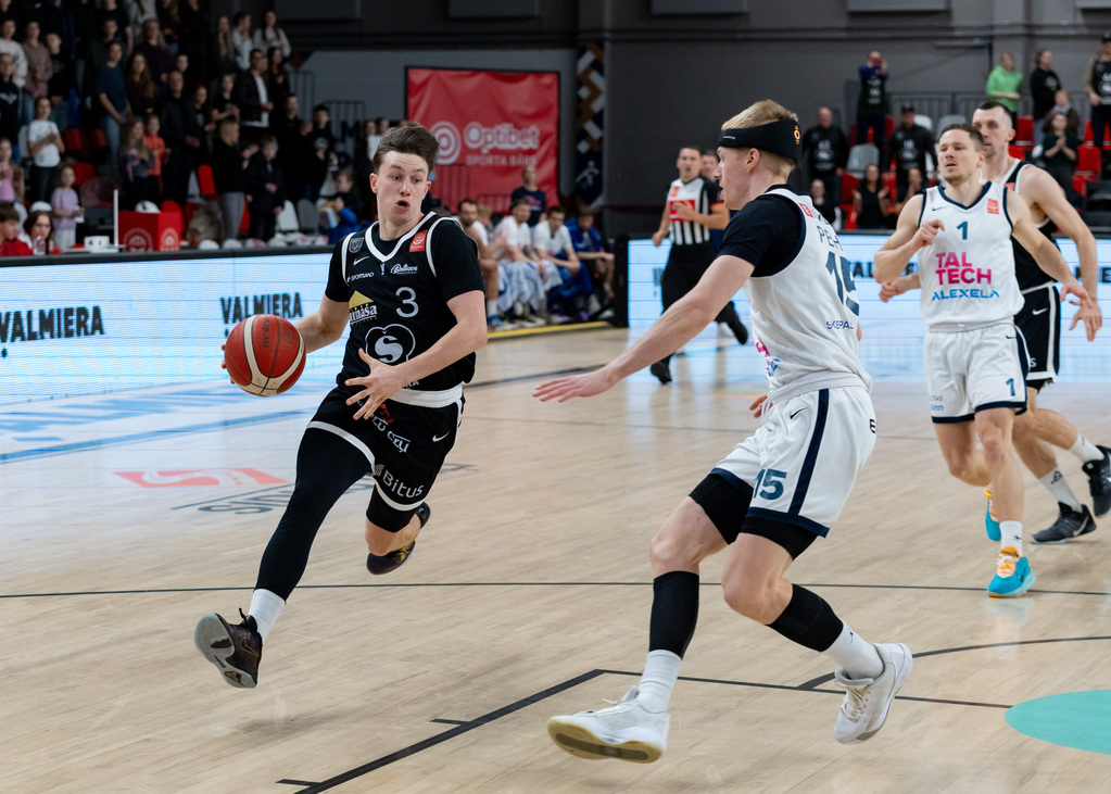 VALMIERA GLASS VIA basketbolists ātrā uzbrukumā dodas garām TalTech/ALEXELA aizsargam Optibet LatEst līgas ceturtdaļfināla spēlē Valmieras Olimpiskajā centrā.