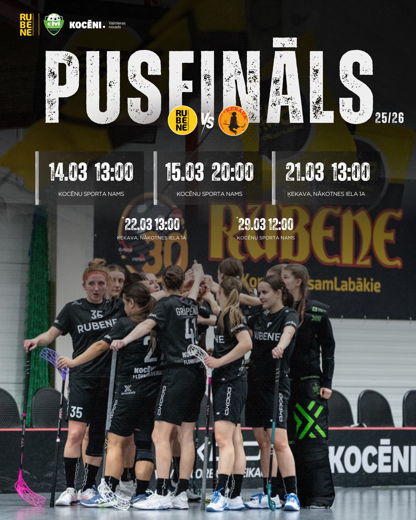 Plakāts par ELVI sieviešu florbola līgas pusfināla sēriju starp Rubenes un FK “Ķekava/Latvijas Mediji” komandām. Norādīti spēļu datumi un vietas: 14. marts plkst. 13.00 un 15. marts plkst. 20.00 Kocēnu sporta namā, 21. marts plkst. 13.00 un 22. marts plkst. 13.00 Ķekavā, kā arī iespējamā papildu spēle 29. martā plkst. 12.00 Kocēnu sporta namā. Attēla apakšdaļā redzamas Rubenes florbolistes melnos formas tērpos, sapulcējušās komandas aplī pirms spēles.