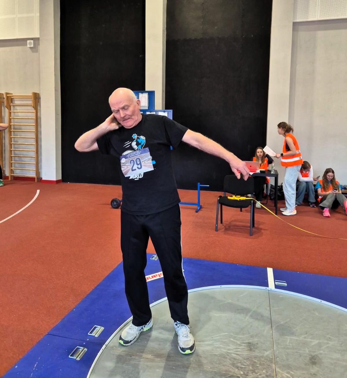 Mirķļi no Valmieras vieglatlētikas vecmeistaru dalības Latvijas Sporta veterānu-senioru savienības 63. sporta spēļu vieglatlētikas sacensībās telpās