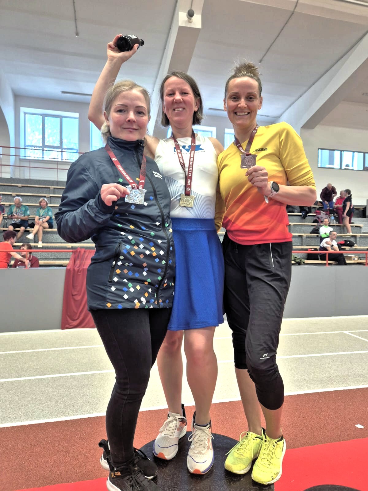 Mirķļi no Valmieras vieglatlētikas vecmeistaru dalības Latvijas Sporta veterānu-senioru savienības 63. sporta spēļu vieglatlētikas sacensībās telpās