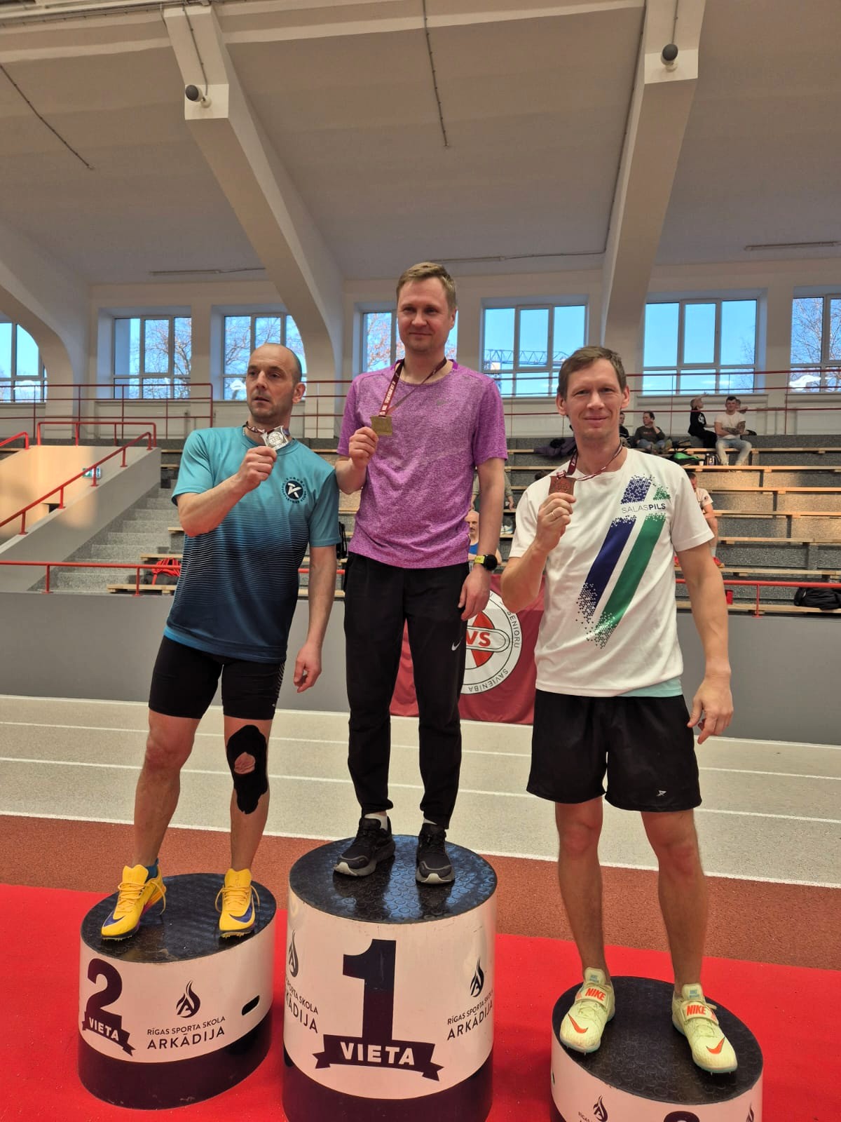 Mirķļi no Valmieras vieglatlētikas vecmeistaru dalības Latvijas Sporta veterānu-senioru savienības 63. sporta spēļu vieglatlētikas sacensībās telpās