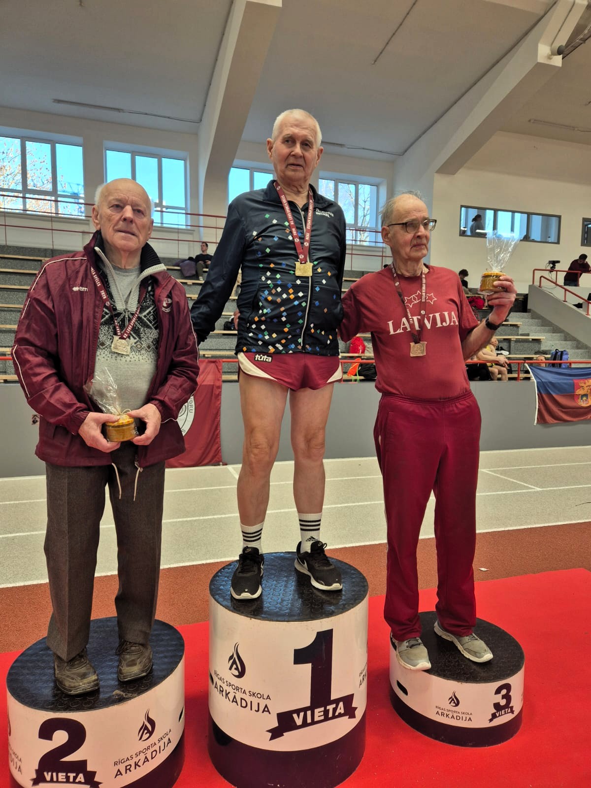 Mirķļi no Valmieras vieglatlētikas vecmeistaru dalības Latvijas Sporta veterānu-senioru savienības 63. sporta spēļu vieglatlētikas sacensībās telpās