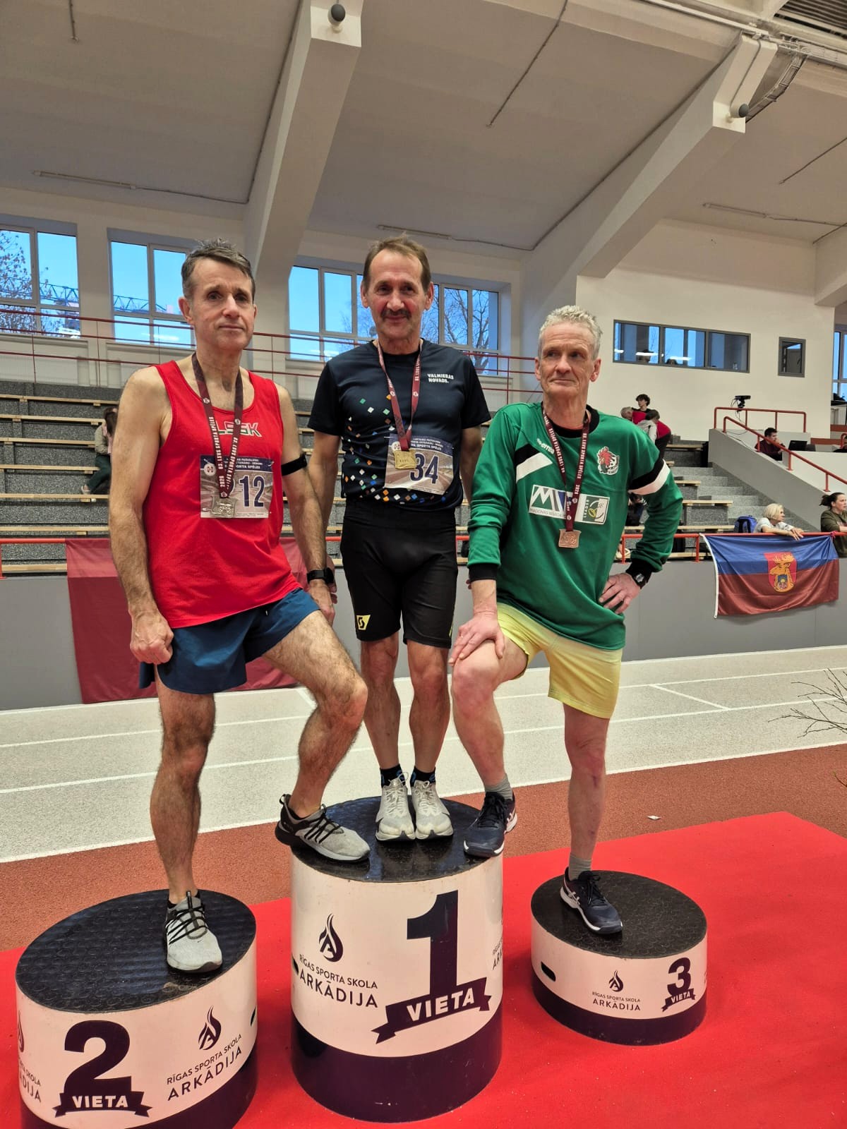 Mirķļi no Valmieras vieglatlētikas vecmeistaru dalības Latvijas Sporta veterānu-senioru savienības 63. sporta spēļu vieglatlētikas sacensībās telpās