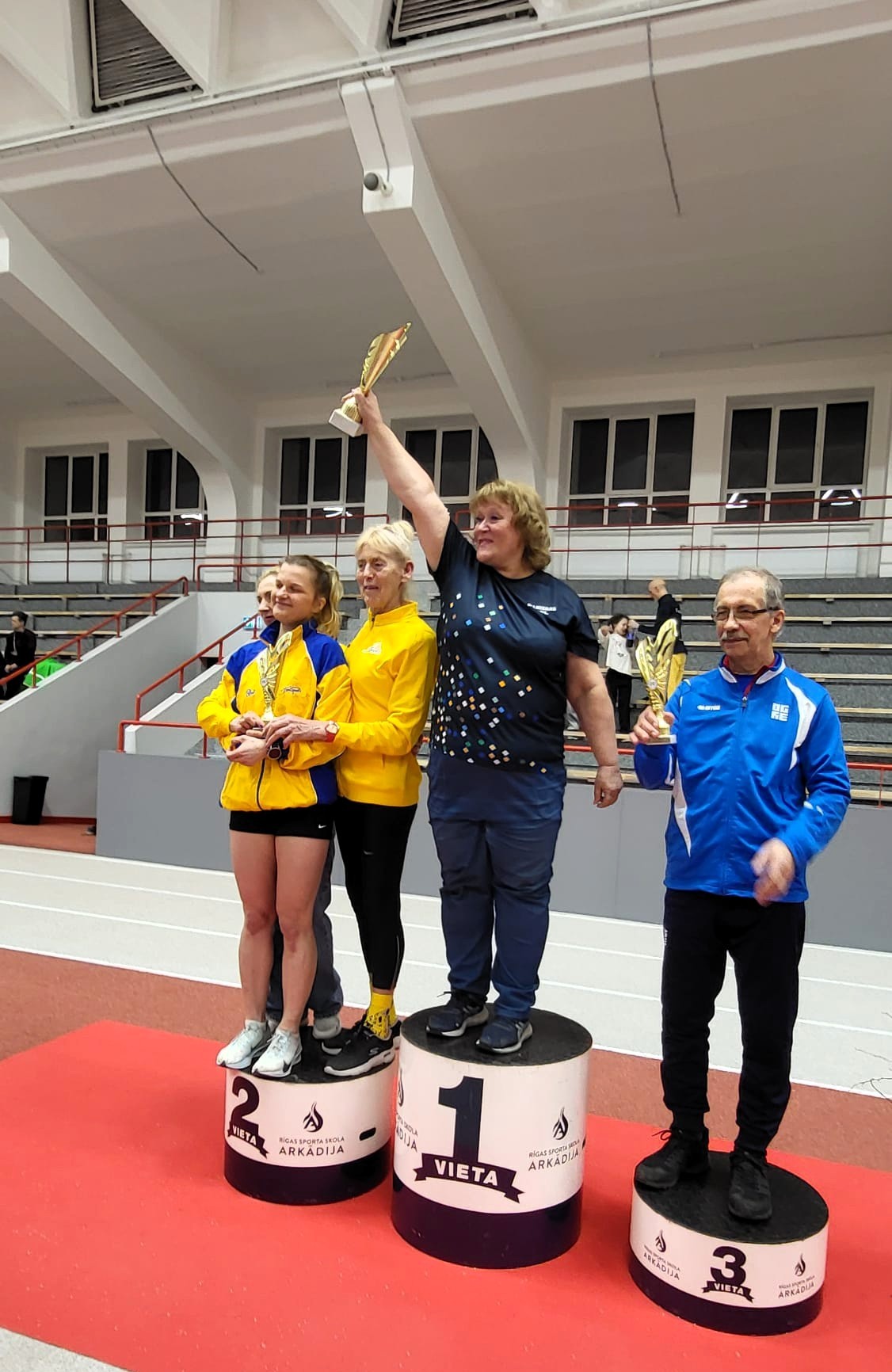 Mirķļi no Valmieras vieglatlētikas vecmeistaru dalības Latvijas Sporta veterānu-senioru savienības 63. sporta spēļu vieglatlētikas sacensībās telpās