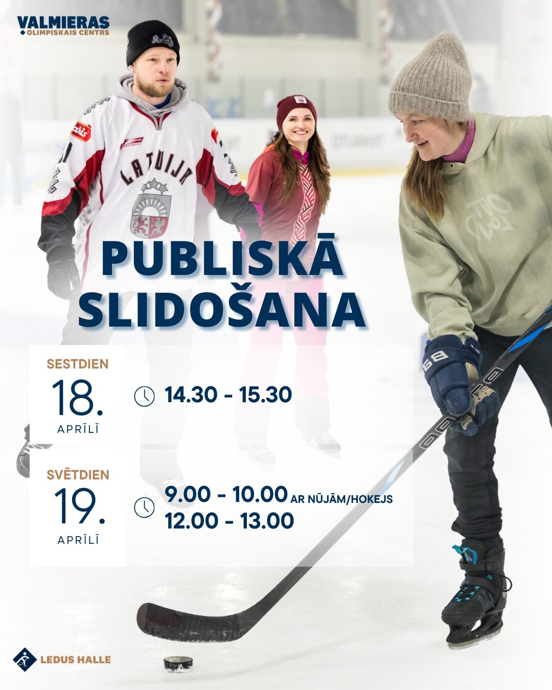 Valmieras Olimpiskā centra Ledus halles afiša par publisko slidošanu. Norādīti laiki: sestdien, 18. aprīlī, plkst. 14.30–15.30, svētdien, 19. aprīlī, plkst. 9.00–10.00 ar nūjām/hokejs un plkst. 12.00–13.00. Fonā redzami slidotāji uz ledus, viens tur hokeja nūju.